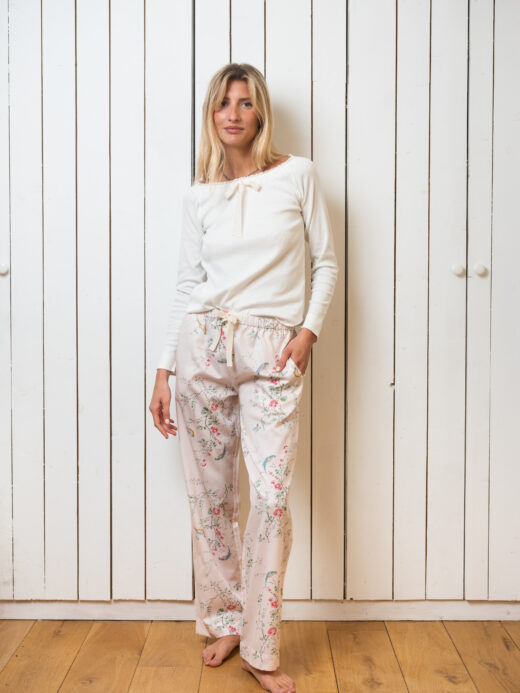 Pantalon De Pyjama Femme En Satin Noir Sur Fond Blanc